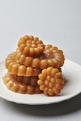 포토 JPG 스튜디오촬영 접시 실내 근접촬영 사람없음 쌓기 달콤 흰배경 약과 전통다과 국내포토 식기 뷰포인트 백그라운드 모션 내부 전통음식 흰색 맛 다과 파일형식