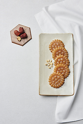 포토 JPG 스튜디오촬영 접시 실내 사람없음 하이앵글 달콤 천 흰배경 대추 잣 약과 건대추 전통다과 국내포토 식기 뷰포인트 백그라운드 내부 전통음식 견과류 흰색 직물 맛 다과 파일형식