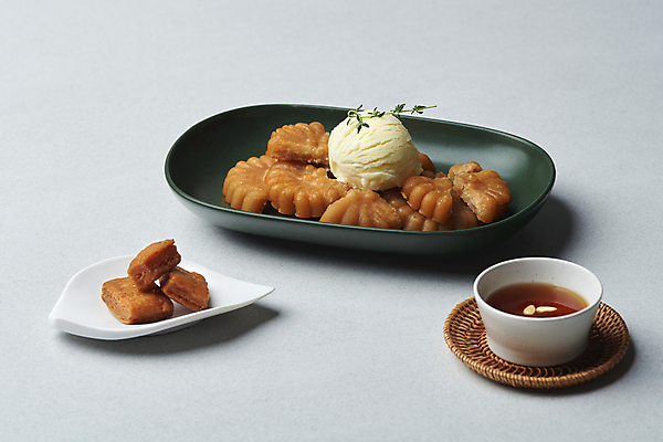 포토 JPG 스튜디오촬영 접시 아이스크림 실내 사람없음 달콤 찻잔 컵받침 흰배경 잣 약과 수정과 전통다과 국내포토 식기 음료 백그라운드 디저트 잔 내부 전통음식 견과류 흰색 전통차 맛 받침대 다과 파일형식