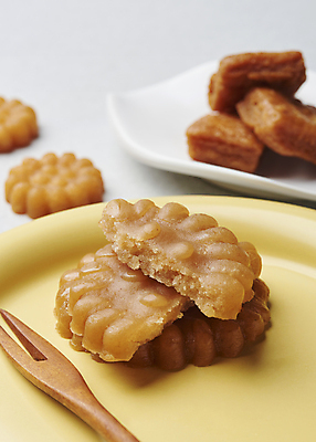 포토 JPG 스튜디오촬영 접시 실내 근접촬영 사람없음 아웃포커스 쌓기 달콤 흰배경 약과 나무포크 전통다과 국내포토 식기 뷰포인트 백그라운드 포크 모션 촬영기법 내부 전통음식 흰색 맛 다과 파일형식