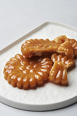 포토 JPG 스튜디오촬영 접시 실내 근접촬영 사람없음 달콤 흰배경 약과 전통다과 국내포토 식기 뷰포인트 백그라운드 내부 전통음식 흰색 맛 다과 파일형식