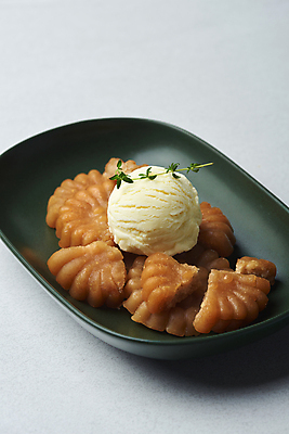 포토 JPG 스튜디오촬영 접시 아이스크림 실내 사람없음 달콤 흰배경 약과 전통다과 국내포토 식기 백그라운드 디저트 내부 전통음식 흰색 맛 다과 파일형식