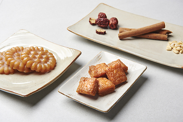 포토 JPG 스튜디오촬영 접시 실내 사람없음 달콤 흰배경 대추 잣 약과 건대추 시나몬 시나몬스틱 전통다과 국내포토 식기 백그라운드 내부 전통음식 견과류 흰색 맛 다과 파일형식