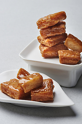 포토 JPG 스튜디오촬영 그릇 접시 실내 사람없음 쌓기 달콤 흰배경 약과 전통다과 국내포토 식기 백그라운드 모션 내부 전통음식 흰색 맛 다과 파일형식