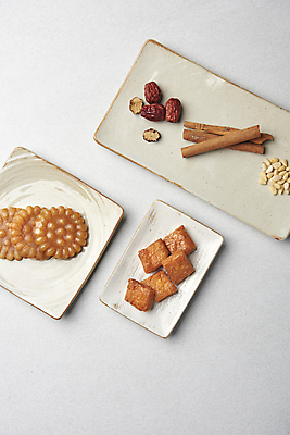 포토 JPG 스튜디오촬영 접시 실내 사람없음 하이앵글 달콤 흰배경 잣 약과 시나몬 시나몬스틱 전통다과 국내포토 식기 뷰포인트 백그라운드 내부 전통음식 견과류 흰색 맛 다과 파일형식