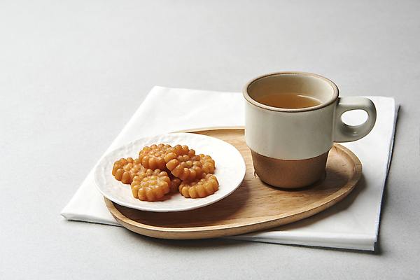 포토 JPG 스튜디오촬영 실내 사람없음 머그컵 차 달콤 천 흰배경 약과 나무쟁반 전통다과 국내포토 음료 백그라운드 쟁반 내부 목재 컵 전통음식 흰색 직물 맛 다과 파일형식