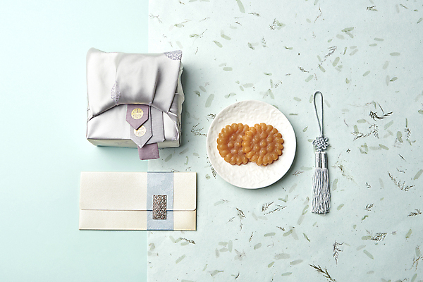 포토 JPG 스튜디오촬영 접시 실내 사람없음 하이앵글 보자기 달콤 한지 노리개 파란배경 약과 돈봉투 전통다과 국내포토 식기 종이 뷰포인트 백그라운드 봉투 전통소품 내부 파란색 전통음식 맛 다과 파일형식 천_직물