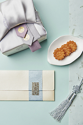 포토 JPG 스튜디오촬영 접시 실내 사람없음 하이앵글 보자기 달콤 한지 노리개 파란배경 약과 돈봉투 전통다과 국내포토 식기 종이 뷰포인트 백그라운드 봉투 전통소품 내부 파란색 전통음식 맛 다과 파일형식 천_직물