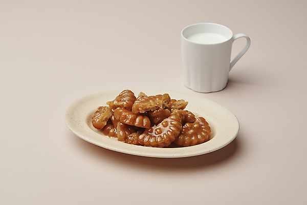 포토 JPG 스튜디오촬영 접시 실내 사람없음 우유 머그컵 달콤 약과 전통다과 분홍색배경 국내포토 식기 분홍색 백그라운드 유제품 내부 컵 전통음식 맛 다과 파일형식