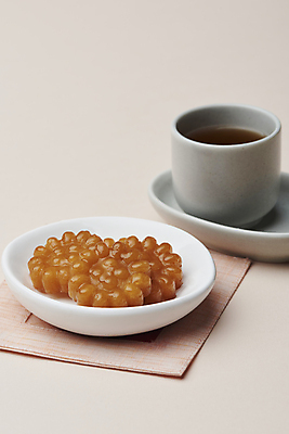 포토 JPG 스튜디오촬영 접시 실내 사람없음 차 달콤 찻잔 천 컵받침 약과 전통다과 분홍색배경 국내포토 식기 음료 분홍색 백그라운드 잔 내부 전통음식 직물 맛 받침대 다과 파일형식