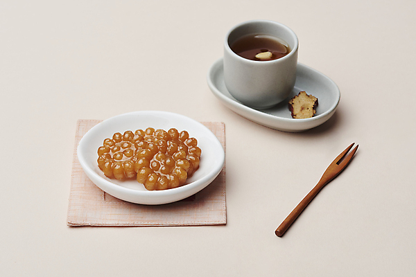 포토 JPG 스튜디오촬영 접시 포크 실내 사람없음 달콤 찻잔 천 대추 잣 약과 건대추 수정과 전통다과 분홍색배경 국내포토 식기 음료 분홍색 백그라운드 잔 내부 전통음식 견과류 직물 전통차 맛 다과 파일형식