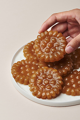 포토 JPG 스튜디오촬영 접시 손 실내 들기 신체부위 달콤 약과 전통다과 분홍색배경 국내포토 식기 분홍색 백그라운드 모션 사람 내부 전통음식 맛 다과 파일형식