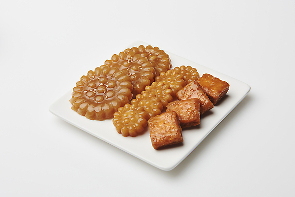 포토 JPG 스튜디오촬영 접시 실내 사람없음 달콤 흰배경 약과 전통다과 국내포토 식기 백그라운드 내부 전통음식 흰색 맛 다과 파일형식