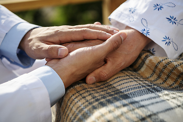 포토 JPG 주간 손 야외 아웃포커스 신체부위 실버라이프 손잡기 환자 의사 담요 요양 환자복 노인요양 국내포토 자연요소 라이프스타일 옷 의학 모션 촬영기법 사람 의료진 간호 파일형식