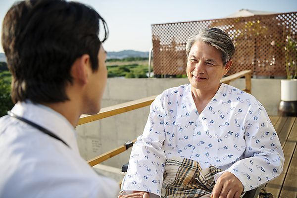 포토 JPG 주간 응시 할아버지 노년 남자 미소 앉기 상반신 성인 야외 두명 앞모습 뒷모습 30대 실버라이프 마주보기 손잡기 한국인 환자 의사 60대 소프트포커스 요양 환자복 노인요양 남자만 국내포토 자연요소 라이프스타일 시선 옷 뷰포인트 의학 모션 촬영기법 표정 사람 동양인 장년 의료진 간호 파일형식