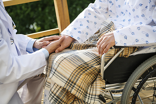 포토 JPG 주간 할아버지 노년 남자 앉기 상반신 성인 야외 두명 옆모습 30대 실버라이프 손잡기 한국인 환자 의사 60대 담요 휠체어 요양 환자복 노인요양 남자만 국내포토 자연요소 라이프스타일 옷 뷰포인트 의학 모션 사람 동양인 장년 의료진 간호 파일형식