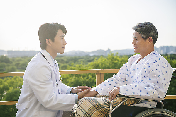 포토 JPG 주간 응시 할아버지 노년 남자 미소 앉기 상반신 성인 야외 두명 옆모습 30대 실버라이프 마주보기 손잡기 한국인 환자 의사 60대 휠체어 요양 환자복 노인요양 남자만 국내포토 자연요소 라이프스타일 시선 옷 뷰포인트 의학 모션 표정 사람 동양인 장년 의료진 간호 파일형식