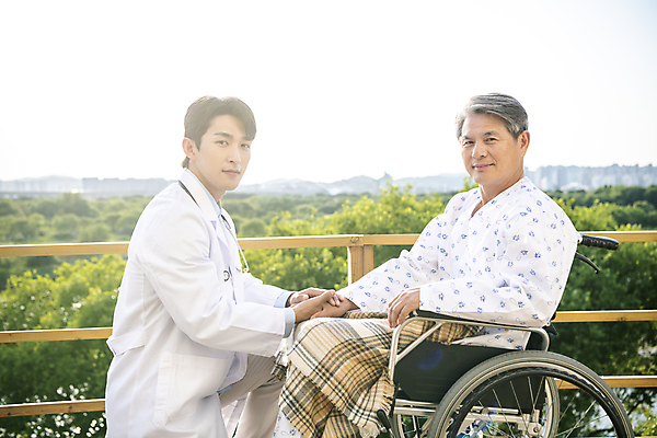 포토 JPG 주간 손 응시 할아버지 노년 남자 미소 앉기 상반신 성인 야외 두명 옆모습 30대 실버라이프 손잡기 한국인 환자 의사 60대 휠체어 요양 환자복 노인요양 남자만 국내포토 자연요소 라이프스타일 시선 옷 뷰포인트 의학 모션 표정 사람 동양인 신체부위 장년 의료진 간호 파일형식