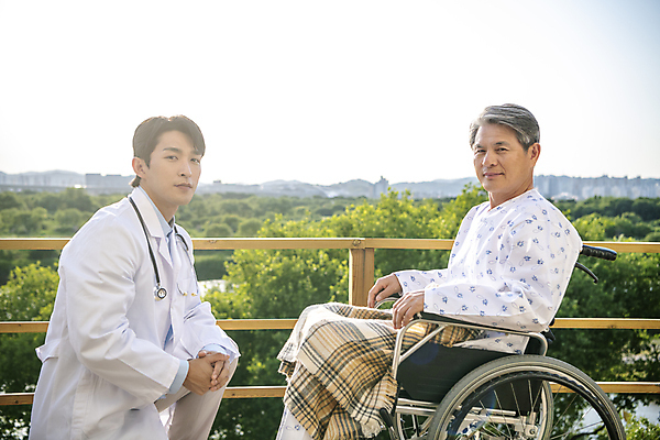 포토 JPG 주간 응시 할아버지 노년 남자 미소 앉기 상반신 성인 야외 두명 옆모습 30대 실버라이프 한국인 환자 의사 60대 무릎꿇기 휠체어 요양 환자복 노인요양 남자만 국내포토 자연요소 라이프스타일 시선 옷 뷰포인트 의학 모션 표정 사람 동양인 장년 의료진 간호 파일형식