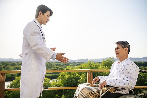 포토 JPG 주간 응시 할아버지 노년 남자 서기 미소 앉기 상반신 성인 야외 두명 옆모습 30대 실버라이프 마주보기 한국인 환자 의사 60대 손내밀기 휠체어 요양 환자복 노인요양 남자만 국내포토 자연요소 라이프스타일 시선 옷 뷰포인트 의학 모션 표정 사람 동양인 손짓 장년 의료진 간호 파일형식