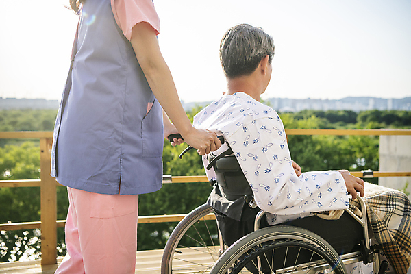 포토 JPG 주간 여자 할아버지 노년 남자 서기 앉기 상반신 성인 야외 두명 옆모습 뒷모습 30대 실버라이프 한국인 환자 잡기 밀기 60대 휠체어 요양 환자복 노인요양 요양보호사 국내포토 자연요소 직업 라이프스타일 옷 뷰포인트 의학 모션 사람 동양인 장년 간호 파일형식