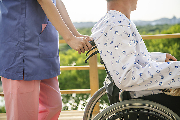 포토 JPG 주간 여자 할아버지 노년 남자 서기 앉기 상반신 성인 야외 두명 옆모습 30대 실버라이프 한국인 환자 잡기 밀기 60대 휠체어 요양 환자복 노인요양 요양보호사 국내포토 자연요소 직업 라이프스타일 옷 뷰포인트 의학 모션 사람 동양인 장년 간호 파일형식