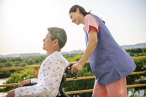 포토 JPG 주간 여자 할아버지 노년 남자 서기 미소 앉기 상반신 성인 야외 두명 옆모습 30대 실버라이프 한국인 환자 잡기 밀기 60대 휠체어 요양 환자복 노인요양 요양보호사 국내포토 자연요소 직업 라이프스타일 옷 뷰포인트 의학 모션 표정 사람 동양인 장년 간호 파일형식
