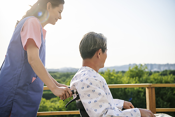 포토 JPG 주간 응시 여자 할아버지 노년 남자 미소 앉기 상반신 성인 야외 두명 옆모습 30대 실버라이프 햇빛 한국인 환자 잡기 밀기 60대 휠체어 요양 환자복 노인요양 요양보호사 국내포토 자연요소 직업 라이프스타일 시선 옷 뷰포인트 의학 모션 표정 사람 동양인 장년 태양 간호 파일형식