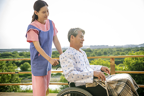 포토 JPG 주간 응시 여자 할아버지 노년 남자 서기 미소 앉기 상반신 성인 야외 두명 옆모습 30대 실버라이프 한국인 환자 잡기 밀기 60대 휠체어 요양 환자복 노인요양 요양보호사 국내포토 자연요소 직업 라이프스타일 시선 옷 뷰포인트 의학 모션 표정 사람 동양인 장년 간호 파일형식