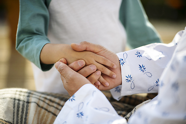 포토 JPG 주간 손 할아버지 노년 남자 어린이 손자 상반신 야외 두명 앞모습 아웃포커스 신체부위 실버라이프 손잡기 한국인 60대 소프트포커스 요양 환자복 노인요양 감싸기 병문안 남자만 국내포토 자연요소 라이프스타일 옷 뷰포인트 모션 촬영기법 사람 동양인 성인 환자 간호 손주 파일형식