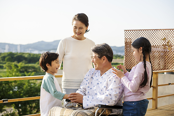 포토 JPG 주간 응시 여자 할아버지 노년 남자 행복 할머니 어린이 손자 손녀 함께함 미소 웃음 앉기 소녀 소년 여러명 상반신 야외 앞모습 옆모습 10대 실버라이프 마주보기 손잡기 화목 한국인 환자 60대 즐거움 요양 환자복 노인요양 보호자 감싸기 병문안 국내포토 자연요소 라이프스타일 시선 옷 감정 뷰포인트 다수 컨셉 의학 모션 청소년 표정 사람 동양인 성인 간호 손주 파일형식