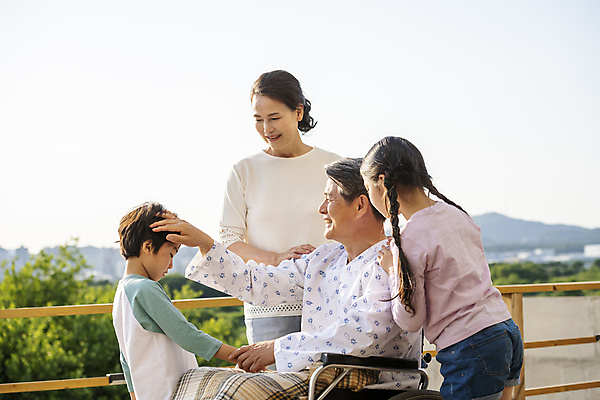 포토 JPG 주간 여자 할아버지 노년 남자 행복 할머니 어린이 손자 손녀 함께함 미소 웃음 앉기 소녀 소년 여러명 상반신 야외 앞모습 옆모습 뒷모습 10대 실버라이프 손잡기 화목 한국인 환자 60대 즐거움 휠체어 요양 환자복 노인요양 보호자 병문안 쓰다듬기 국내포토 자연요소 라이프스타일 옷 감정 뷰포인트 다수 컨셉 의학 모션 청소년 표정 사람 동양인 성인 간호 손주 파일형식