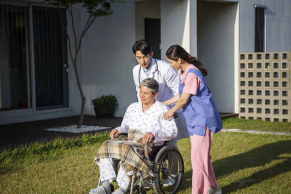 포토 JPG 주간 전신 응시 여자 할아버지 노년 남자 서기 앉기 성인 야외 앞모습 옆모습 세명 30대 실버라이프 걷기 산책 한국인 환자 의사 60대 휠체어 요양 환자복 노인요양 요양보호사 국내포토 자연요소 직업 라이프스타일 시선 옷 뷰포인트 의학 모션 휴식 사람 동양인 장년 의료진 간호 파일형식