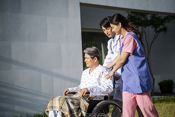 포토 JPG 주간 응시 여자 할아버지 노년 남자 상반신 성인 야외 옆모습 세명 30대 실버라이프 걷기 산책 한국인 환자 의사 밀기 60대 휠체어 요양 환자복 노인요양 요양보호사 국내포토 자연요소 직업 라이프스타일 시선 옷 뷰포인트 의학 모션 휴식 사람 동양인 장년 의료진 간호 파일형식