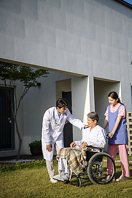 포토 JPG 주간 전신 응시 여자 할아버지 노년 남자 허리숙이기 이야기 대화 서기 앉기 성인 야외 앞모습 옆모습 세명 30대 실버라이프 한국인 환자 의사 잡기 60대 휠체어 요양 환자복 노인요양 요양보호사 어깨에손 국내포토 자연요소 직업 라이프스타일 시선 옷 뷰포인트 의학 모션 숙이기 말하기 사람 동양인 장년 의료진 간호 파일형식