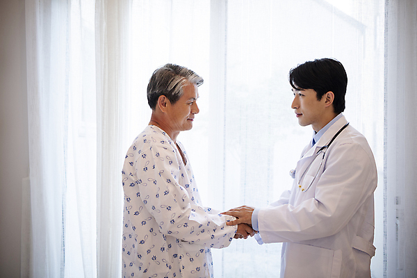 포토 JPG 할아버지 노년 남자 실내 이야기 대화 미소 상반신 성인 두명 옆모습 30대 실버라이프 마주보기 손잡기 화목 한국인 환자 의사 60대 요양 환자복 노인요양 남자만 국내포토 라이프스타일 옷 뷰포인트 컨셉 의학 모션 표정 말하기 사람 동양인 내부 장년 의료진 간호 파일형식