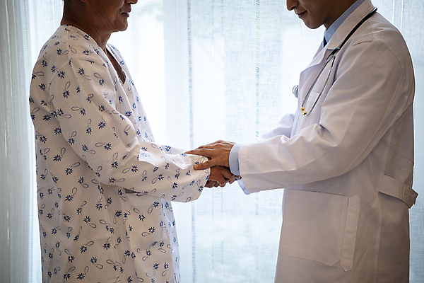 포토 JPG 할아버지 노년 남자 실내 대화 상반신 성인 두명 옆모습 30대 실버라이프 마주보기 손잡기 화목 한국인 환자 의사 60대 요양 환자복 노인요양 남자만 국내포토 라이프스타일 옷 뷰포인트 컨셉 의학 모션 말하기 사람 동양인 내부 장년 의료진 간호 파일형식