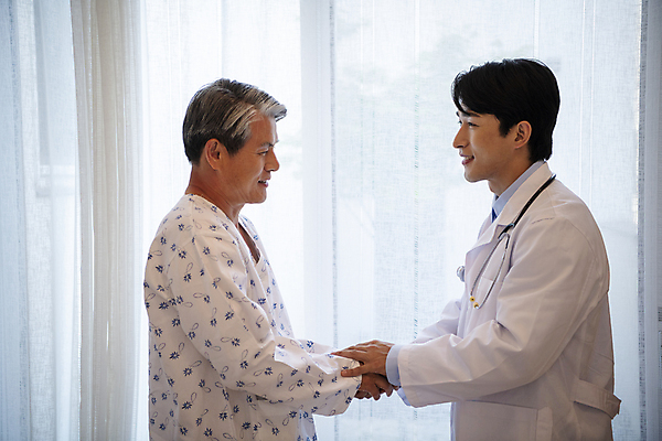 포토 JPG 할아버지 노년 남자 실내 이야기 대화 미소 웃음 상반신 성인 두명 옆모습 30대 실버라이프 마주보기 손잡기 화목 한국인 환자 의사 60대 요양 환자복 노인요양 남자만 국내포토 라이프스타일 옷 뷰포인트 컨셉 의학 모션 표정 말하기 사람 동양인 내부 장년 의료진 간호 파일형식