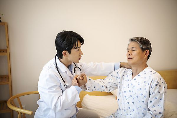 포토 JPG 응시 할아버지 노년 남자 실내 앉기 상반신 성인 두명 옆모습 30대 실버라이프 눈감음 진료 고통 한국인 환자 의사 잡기 60대 확인 상담 요양 환자복 노인요양 어깨통증 남자만 어깨에손 국내포토 라이프스타일 시선 옷 감정 뷰포인트 의학 모션 사람 동양인 내부 장년 의료진 질병 간호 파일형식