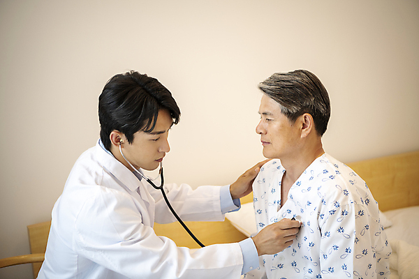 포토 JPG 할아버지 노년 남자 청진기 실내 상반신 성인 두명 옆모습 30대 실버라이프 진료 한국인 환자 의사 잡기 60대 확인 마주앉기 요양 환자복 노인요양 남자만 어깨에손 국내포토 라이프스타일 옷 뷰포인트 의학 의료기기 모션 사람 앉기 동양인 내부 장년 의료진 간호 파일형식