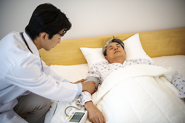 포토 JPG 할아버지 노년 남자 실내 상반신 성인 두명 앞모습 옆모습 30대 실버라이프 눕기 눈감음 진료 한국인 환자 의사 잡기 60대 요양 환자복 노인요양 혈압계 혈압 혈압측정 남자만 국내포토 라이프스타일 옷 뷰포인트 의학 의료기기 모션 사람 동양인 내부 장년 의료진 간호 측정 파일형식