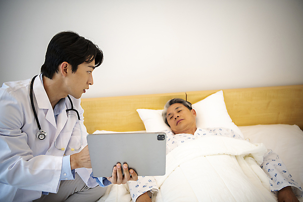 포토 JPG 응시 할아버지 노년 남자 실내 들기 상반신 성인 두명 앞모습 옆모습 30대 실버라이프 태블릿 눕기 진료 한국인 환자 의사 60대 확인 보여주기 요양 환자복 노인요양 남자만 국내포토 라이프스타일 시선 옷 뷰포인트 의학 모션 사람 동양인 내부 장년 전자제품 스마트기기 의료진 간호 파일형식