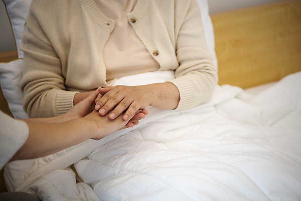 포토 JPG 주간 손 여자 노년 할머니 실내 한명 앉기 상반신 야외 앞모습 신체부위 실버라이프 손잡기 화목 다정 한국인 침대 60대 간호 요양 노인요양 요양보호사 감싸기 노인여자한명만 국내포토 자연요소 직업 1 라이프스타일 뷰포인트 가구 컨셉 모션 사람 동양인 성인 내부 여자한명만 노인여자만 파일형식