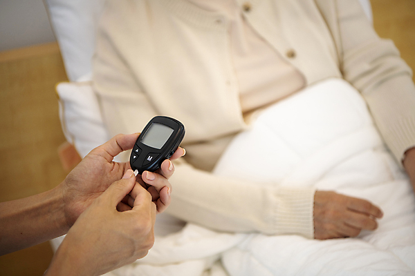 포토 JPG 주간 여자 노년 할머니 실내 한명 들기 앉기 상반신 성인 야외 앞모습 실버라이프 한국인 60대 간호 측정 확인 요양 노인요양 요양보호사 혈당 혈당계 노인여자한명만 국내포토 자연요소 직업 1 라이프스타일 뷰포인트 모션 사람 동양인 내부 의료용품 혈액 여자한명만 노인여자만 파일형식