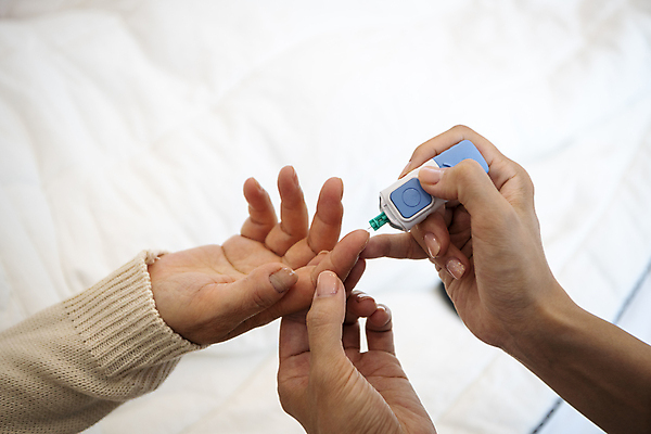 포토 JPG 주간 손 실내 들기 성인 야외 신체부위 실버라이프 잡기 바늘 측정 요양 노인요양 찌르기 채혈 혈당 혈당계 국내포토 자연요소 라이프스타일 모션 사람 내부 도구 의료용품 혈액 간호 파일형식