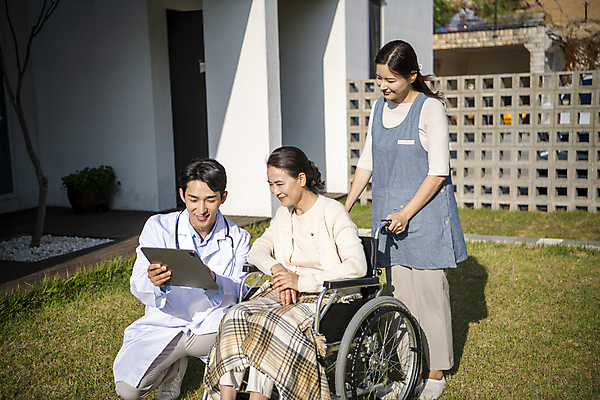 포토 JPG 주간 전신 응시 여자 노년 남자 할머니 서기 미소 들기 앉기 성인 야외 앞모습 옆모습 세명 30대 실버라이프 태블릿 한국인 환자 의사 잡기 60대 담요 확인 휠체어 보여주기 요양 노인요양 웅크림 요양보호사 국내포토 자연요소 직업 라이프스타일 시선 뷰포인트 의학 모션 표정 사람 동양인 장년 전자제품 스마트기기 의료진 간호 파일형식
