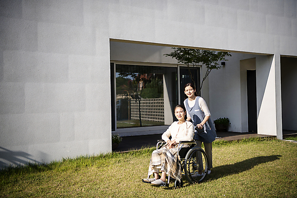 포토 JPG 주간 전신 여자 노년 할머니 서기 미소 앉기 성인 야외 두명 옆모습 30대 실버라이프 산책 한국인 환자 밀기 60대 담요 간호 휠체어 요양 노인요양 요양보호사 여자만 국내포토 자연요소 직업 라이프스타일 뷰포인트 의학 모션 휴식 표정 사람 동양인 장년 파일형식