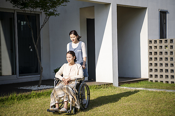 포토 JPG 주간 전신 응시 여자 노년 할머니 서기 앉기 성인 야외 두명 앞모습 30대 실버라이프 산책 한국인 환자 밀기 60대 담요 간호 휠체어 요양 노인요양 요양보호사 여자만 국내포토 자연요소 직업 라이프스타일 시선 뷰포인트 의학 모션 휴식 사람 동양인 장년 파일형식