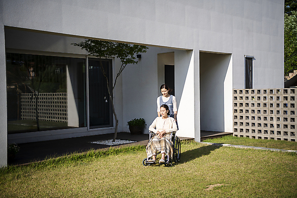 포토 JPG 주간 전신 응시 여자 노년 할머니 서기 앉기 성인 야외 두명 앞모습 30대 실버라이프 산책 한국인 환자 밀기 60대 담요 간호 휠체어 요양 노인요양 요양보호사 여자만 국내포토 자연요소 직업 라이프스타일 시선 뷰포인트 의학 모션 휴식 사람 동양인 장년 파일형식