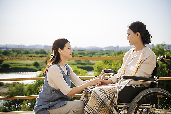 포토 JPG 주간 여자 노년 할머니 미소 앉기 상반신 성인 야외 두명 옆모습 30대 실버라이프 마주보기 손잡기 한국인 환자 60대 무릎꿇기 간호 휠체어 요양 노인요양 요양보호사 여자만 국내포토 자연요소 직업 라이프스타일 뷰포인트 의학 모션 표정 사람 동양인 장년 파일형식